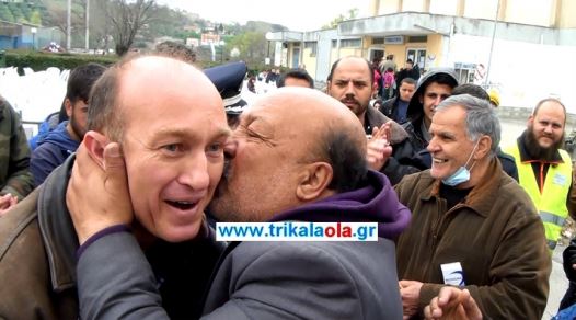 Τρίκαλα – Ο ενθουσιασμός και οι αγκαλιές των προσφύγων στους αστυνομικούς – ΒΙΝΤΕΟ