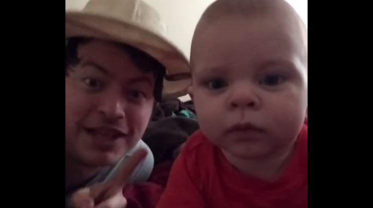 Το viral dubsmash ενός πατέρα και του μωρού του – ΒΙΝΤΕΟ