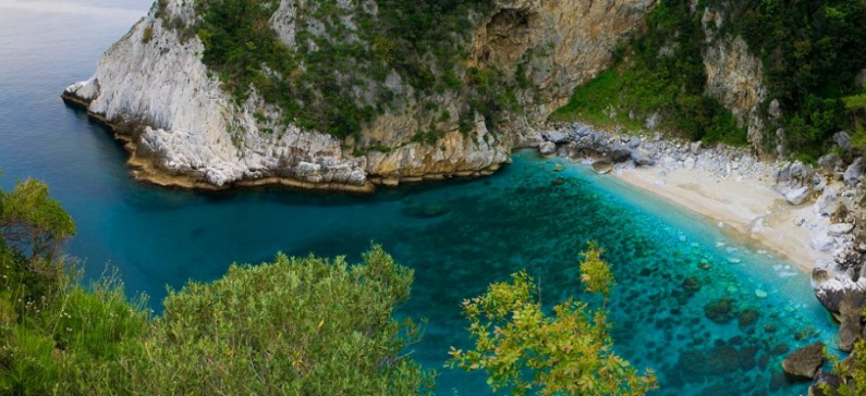 Μια ελληνική παραλία στις πιο εντυπωσιακές στον κόσμο