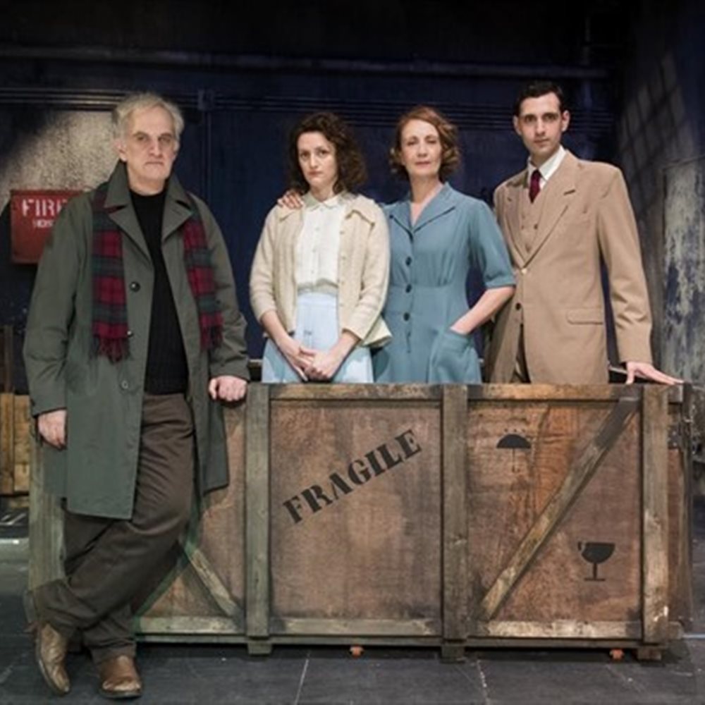 Από τον «Γυάλινο κόσμο» στην «Σπασμένη στάμνα»!