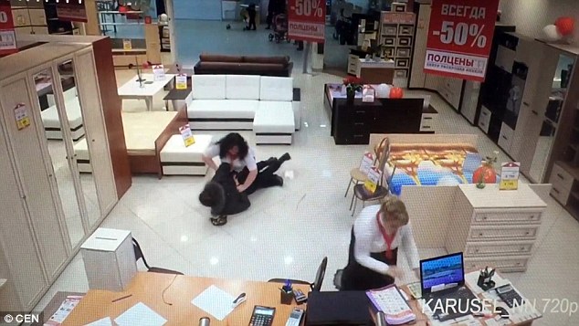 Η σούπερ υπάλληλος που έπιασε τον κλέφτη – ΒΙΝΤΕΟ