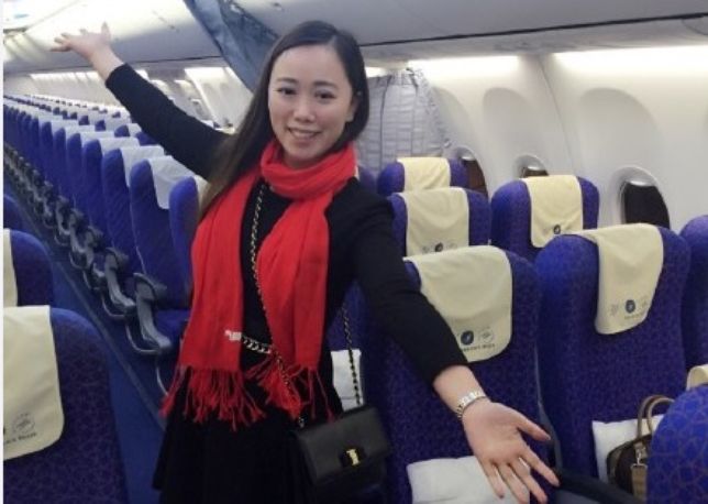 Η μοναδική επιβάτης έβγαλε selfie με τα άδεια καθίσματα του αεροπλάνου – ΦΩΤΟ