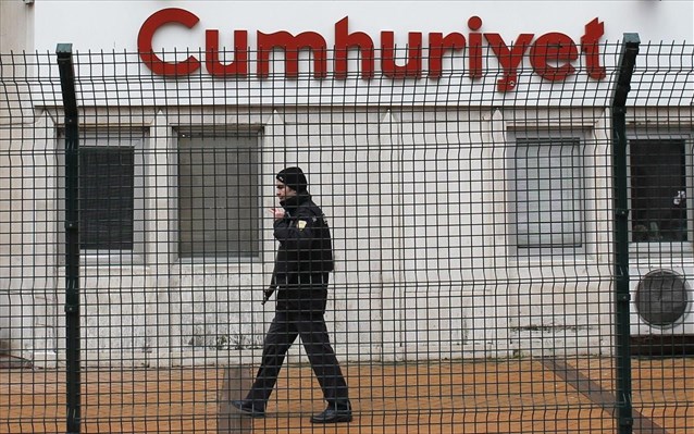 Τουρκία: Αφέθηκαν ελεύθεροι οι δημοσιογράφοι της Τζουμχουριέτ