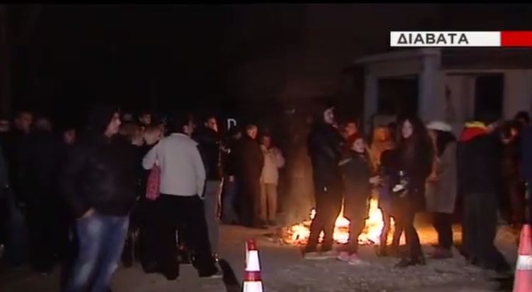 Συμβολικός αποκλεισμός του στρατοπέδου στα Διαβατά από κατοίκους – ΒΙΝΤΕΟ