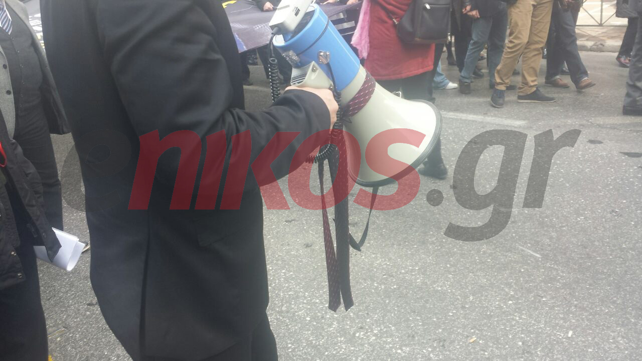 Έβαλαν γραβάτα στην… ντουντούκα – ΦΩΤΟ