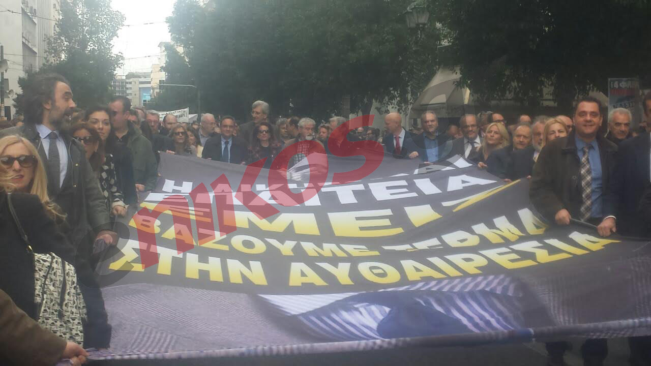 Το “κίνημα της γραβάτας” κατά του ασφαλιστικού – ΦΩΤΟ
