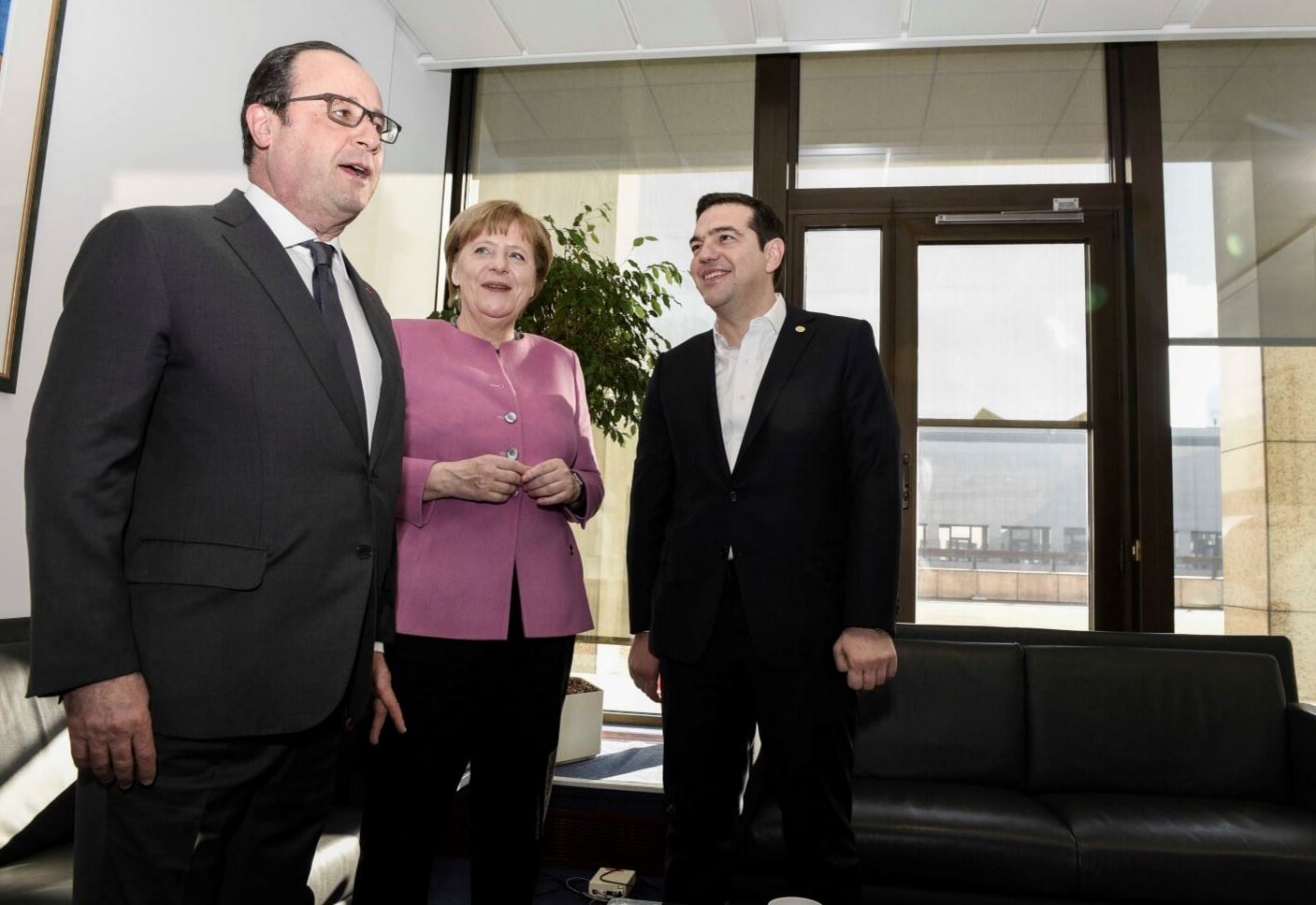 Καρέ καρέ η συνάντηση του Τσίπρα με Μέρκελ και Ολάντ – ΦΩΤΟ