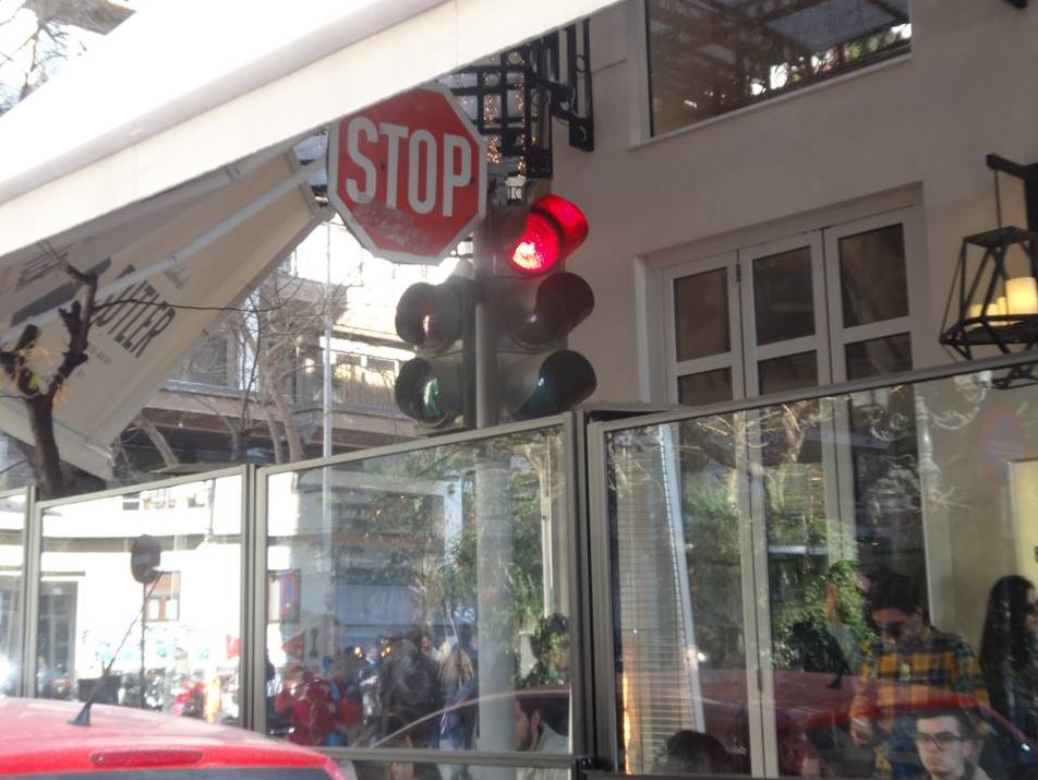 Έκλεισαν σηματοδότη με… βιτρίνα – ΦΩΤΟ