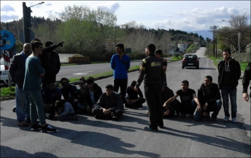 Καθιστική διαμαρτυρία προσφύγων στα Τρίκαλα