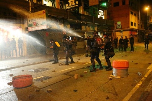 Επεισόδια στο Χονγκ Κονγκ: Έπεσαν και πιστολιές από αστυνομικό – ΦΩΤΟ