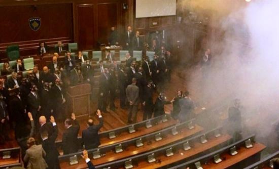 Έριξαν δακρυγόνα στο κοινοβούλιο του Κοσόβου – ΒΙΝΤΕΟ
