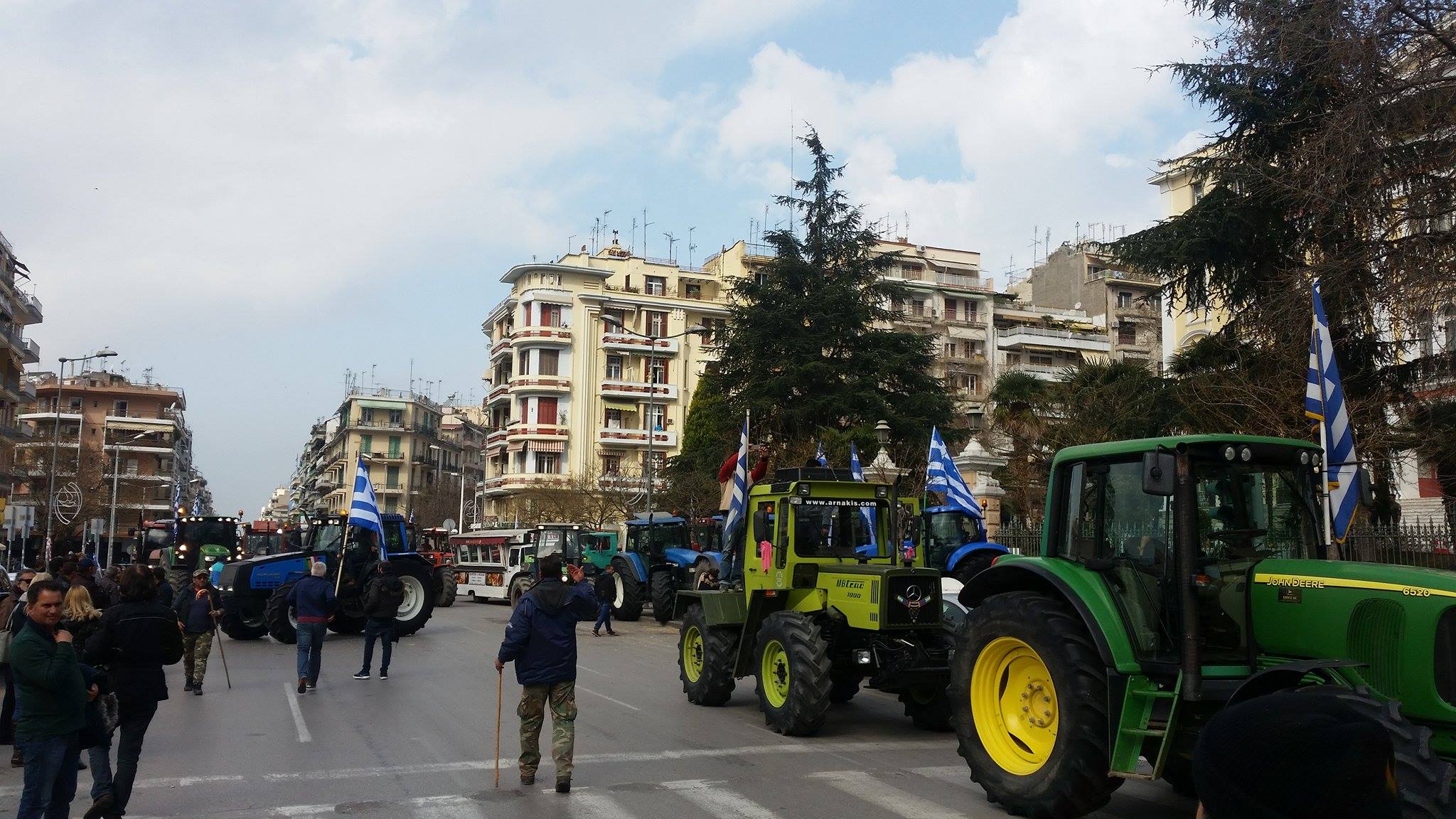 Ασφυκτικός κλοιός των αγροτών στο υπουργείο Μακεδονίας – Θράκης – ΒΙΝΤΕΟ