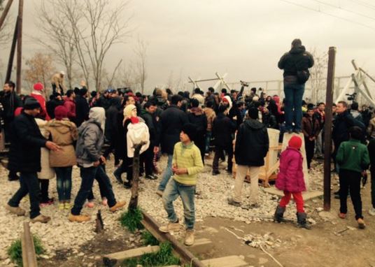 Ένταση στην Ειδομένη – Πρόσφυγες κατέλαβαν τις σιδηροδρομικές γραμμές – ΦΩΤΟ