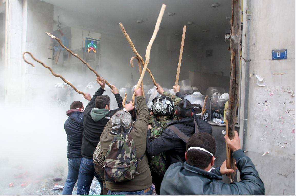 Τέσσερις συλλήψεις για τα επεισόδια έξω από το υπουργείο Ανάπτυξης