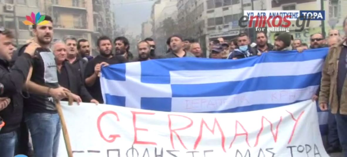 Αγρότες τραγουδούν έξω από το υπουργείο “Πότε θα κάνει ξαστεριά” – ΒΙΝΤΕΟ