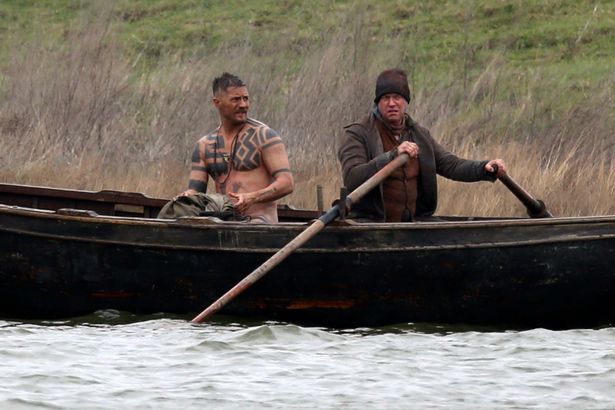 Γνωστός ηθοποιός βουτάει ολόγυμνος στα παγωμένα νερά της λίμνης – ΒΙΝΤΕΟ