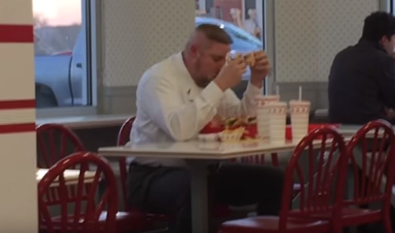 Ο άνδρας που τρώει με «σπασμένα φρένα» – ΒΙΝΤΕΟ