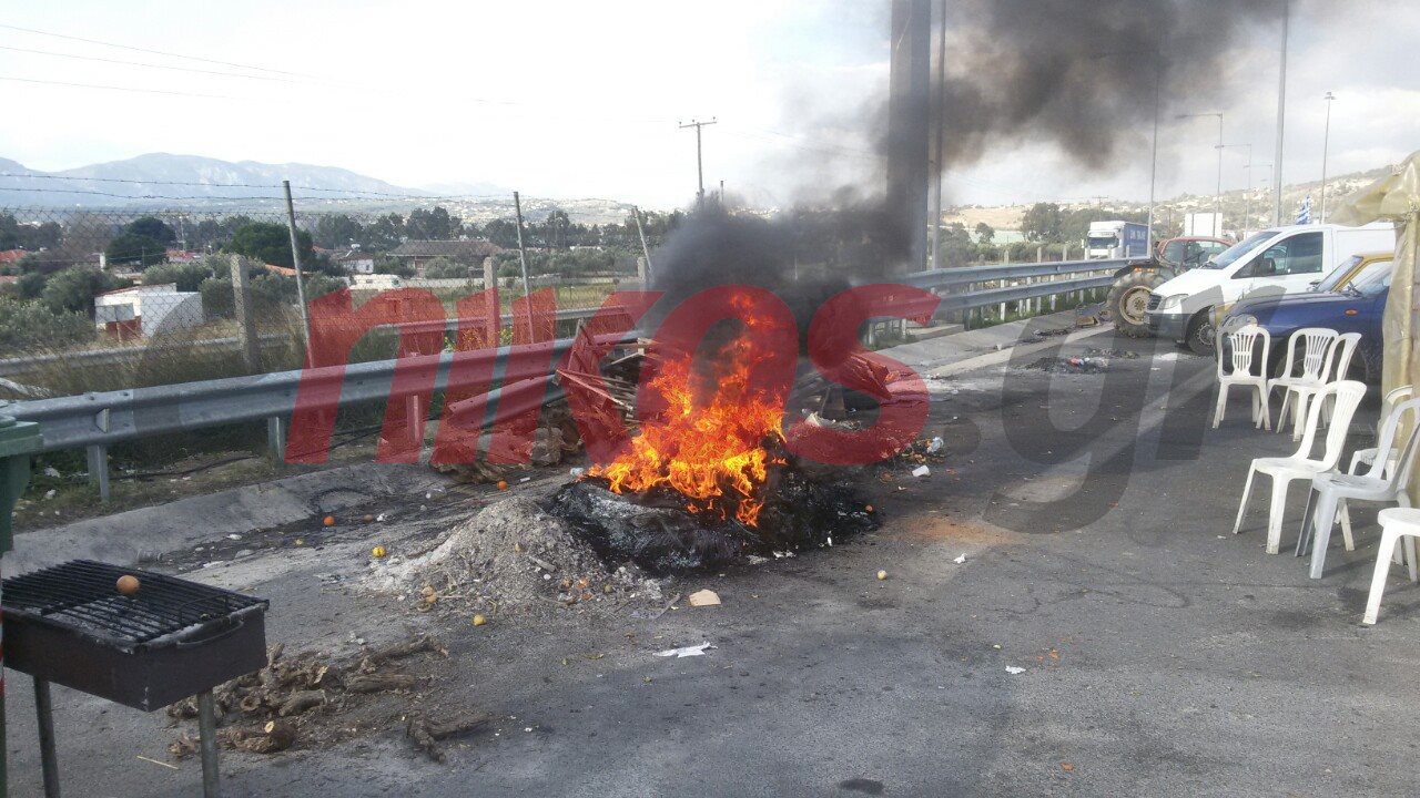 Φωτιές άναψαν οι αγρότες στα διόδια της Κορίνθου – ΦΩΤΟ – ΤΩΡΑ