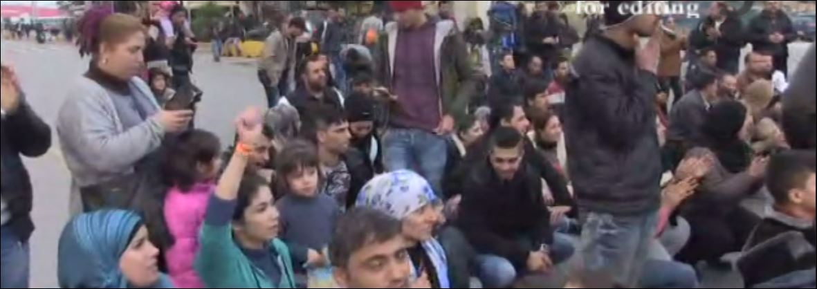 Διαδήλωση διαμαρτυρίας από πρόσφυγες στο λιμάνι του Πειραιά – ΒΙΝΤΕΟ