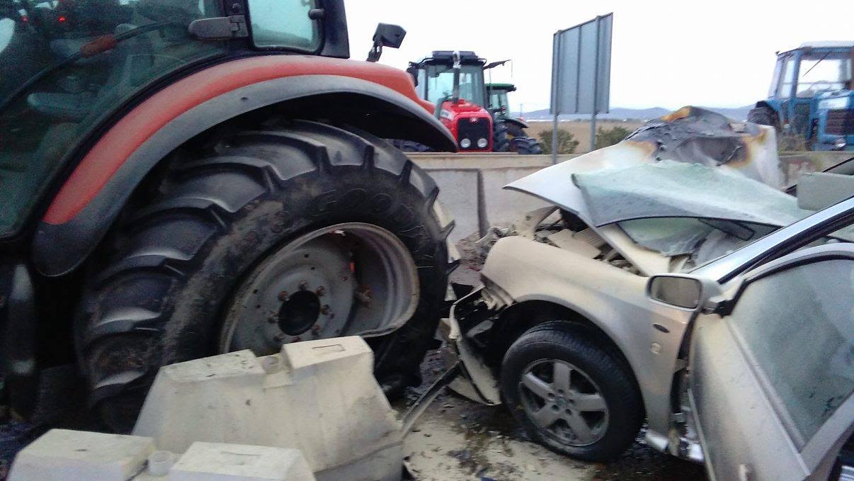 ΙΧ που μετέφερε ναρκωτικά συγκρούστηκε με τρακτέρ σε μπλόκο – ΦΩΤΟ
