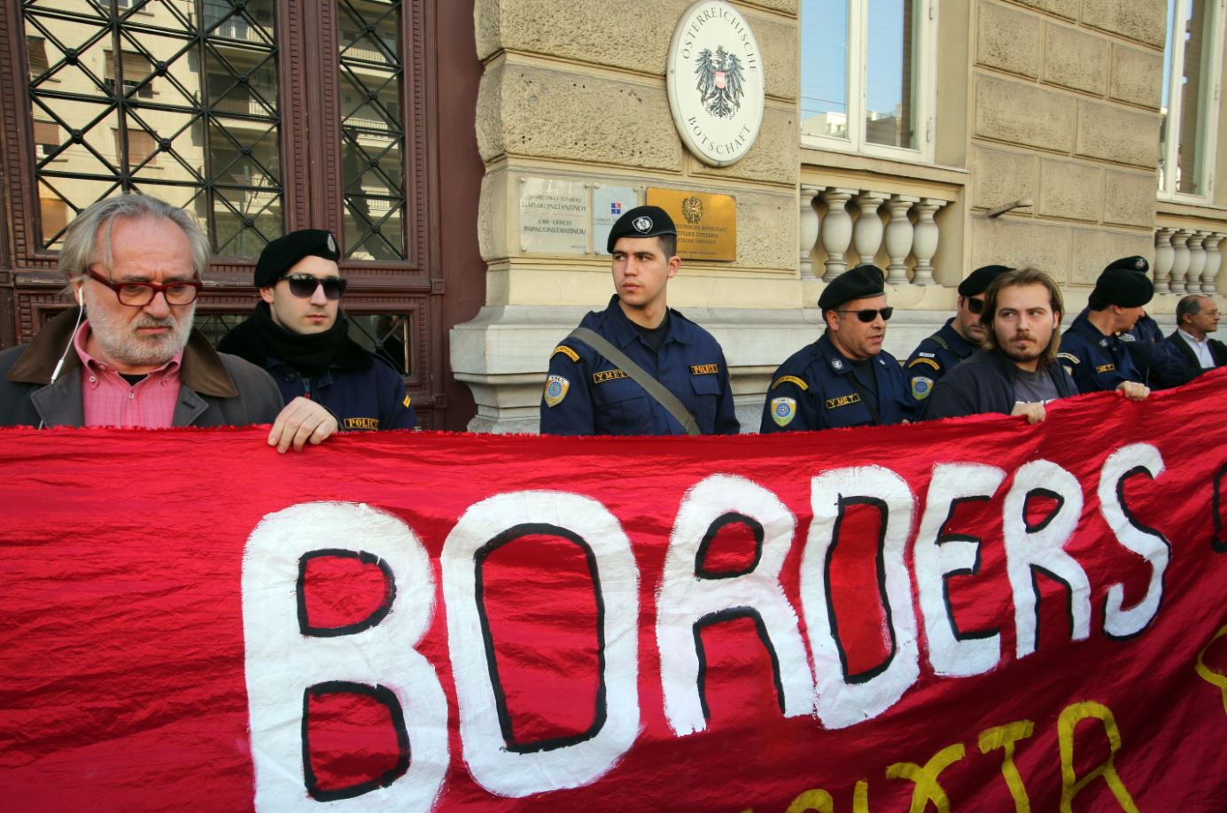 Συγκέντρωση διαμαρτυρίας έξω από την αυστριακή πρεσβεία – ΦΩΤΟ