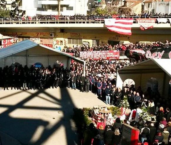 Εκατοντάδες κόσμου στο μνημόσυνο της Θύρας 7 – ΦΩΤΟ