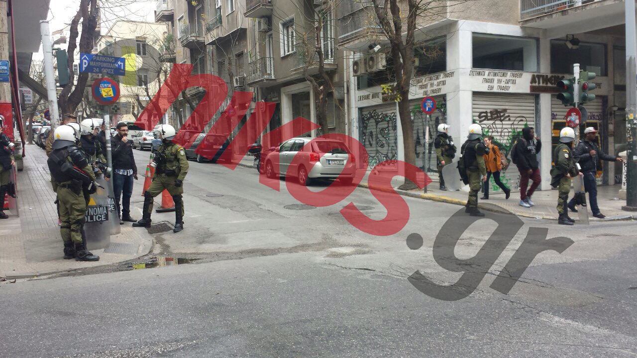 Ισχυρή αστυνομική δύναμη στα γραφεία του ΠΑΣΟΚ μετά τις μολότοφ – ΤΩΡΑ – ΦΩΤΟ