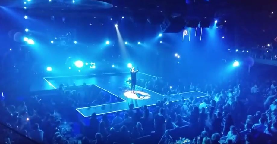 O Stan τραγουδάει το “Λιώμα σε Γκρεμό” και συγκινεί – ΒΙΝΤΕΟ