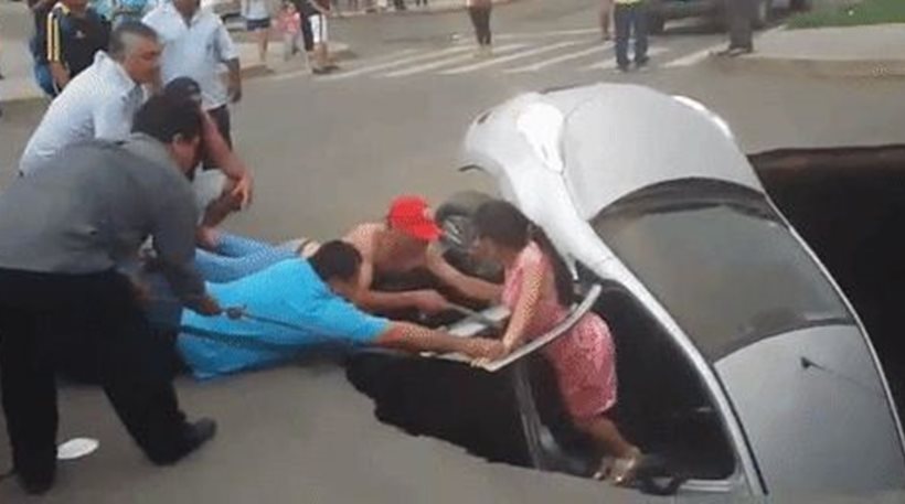 Μεξικό: Γλίτωσαν από «κρατήρα» τρεις επιβάτες σε Ι.Χ. – ΒΙΝΤΕΟ