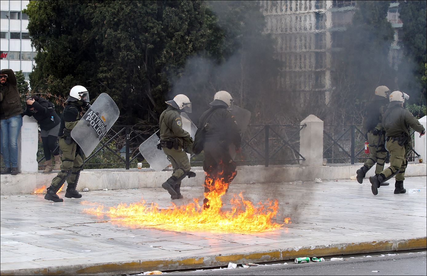 Επεισόδια στην πλατεία Συντάγματος και την Πανεπιστημίου – ΦΩΤΟ