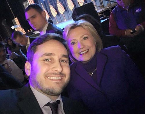 Η selfie του γιου της συζύγου του Λεβέντη με την Χίλαρι – ΦΩΤΟ