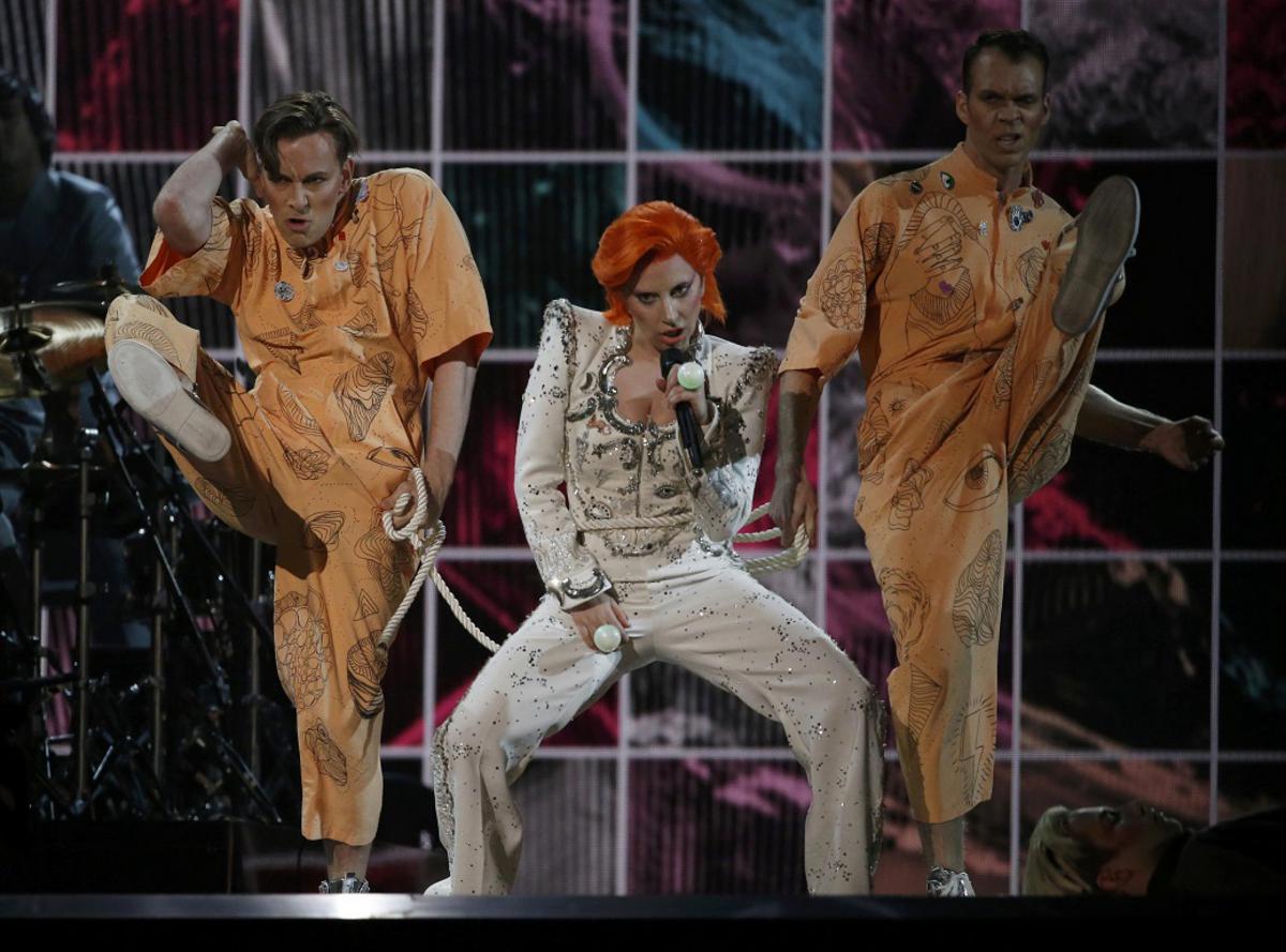Η Lady Gaga υποδύθηκε τον David Bowie στα βραβεία Grammy – ΦΩΤΟ