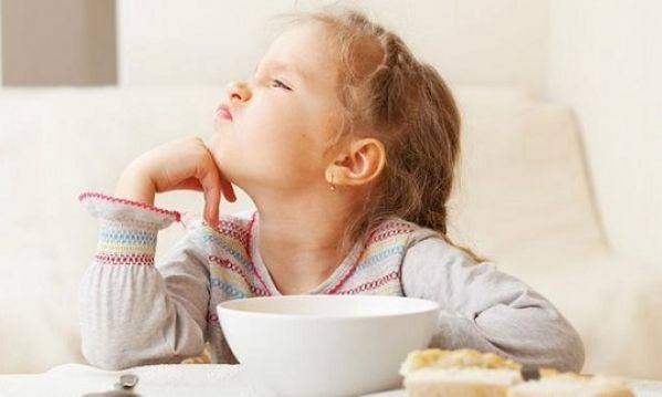 Δεν τρώει μπάμιες και φακές και λατρεύει τα πατατάκια; Δες λύσεις