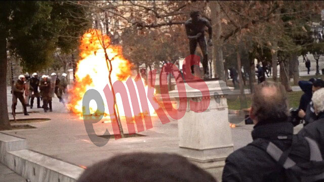 Μολότοφ και φωτιές στην πλατεία Συντάγματος – ΦΩΤΟ