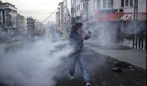 Συγκρούσεις μεταξύ αστυνομικών και διαδηλωτών στην Κωνσταντινούπολη