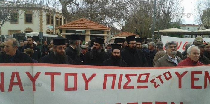 Μέχρι και οι ιερείς βγήκαν στο δρόμο στη Χίο – ΦΩΤΟ