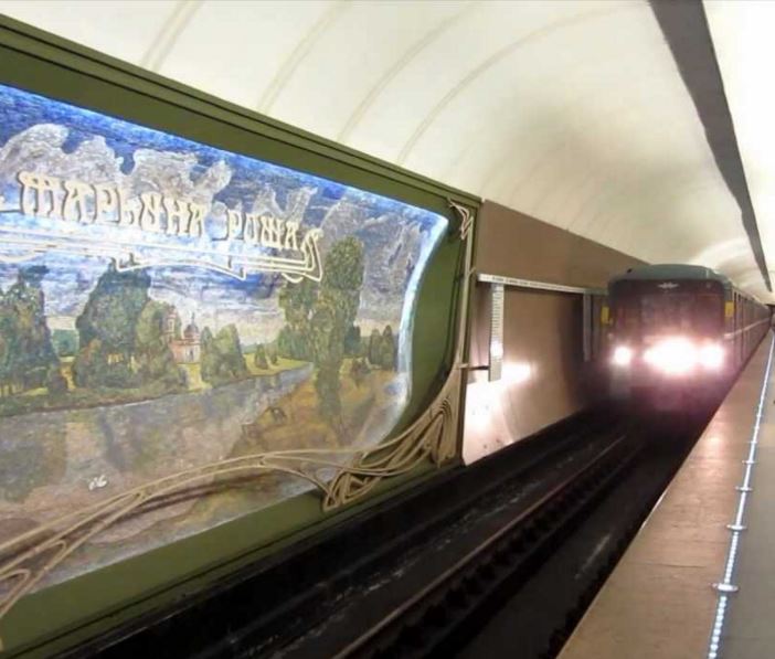 Δραματική διάσωση γυναίκας σε σταθμό του μετρό της Μόσχας – ΒΙΝΤΕΟ