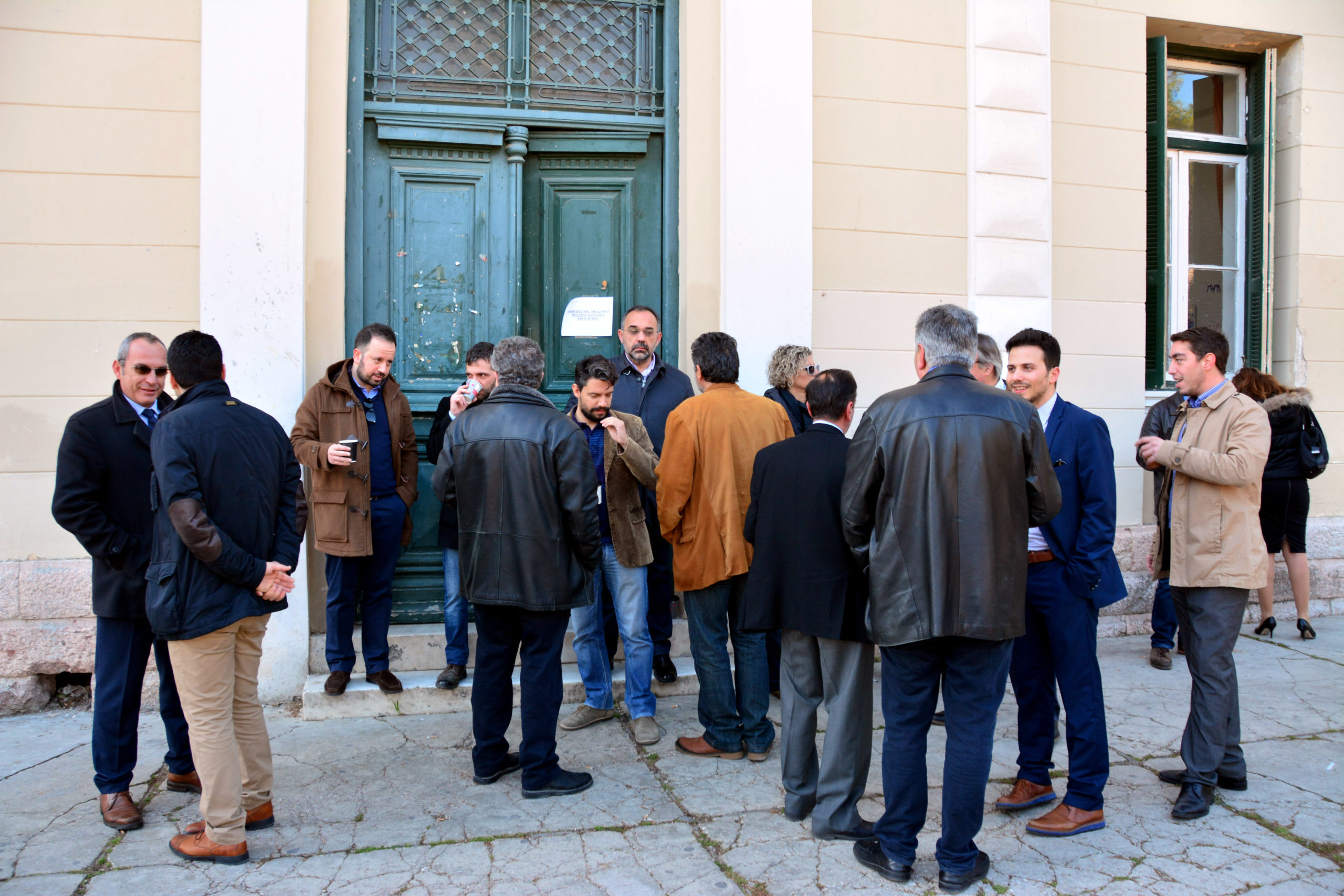 Κατάληψη του Δικαστικού Μεγάρου στο Ναύπλιο από το “κίνημα της γραβάτας” – ΦΩΤΟ