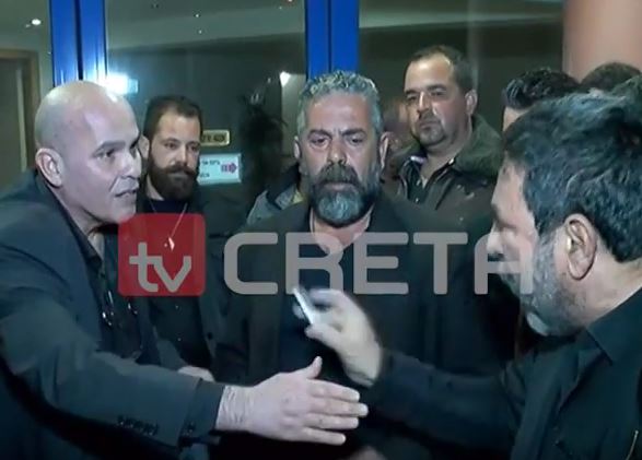 Ο διάλογος του Μιχελογιαννάκη με τους αγρότες που μπήκαν στο στούντιο – ΒΙΝΤΕΟ