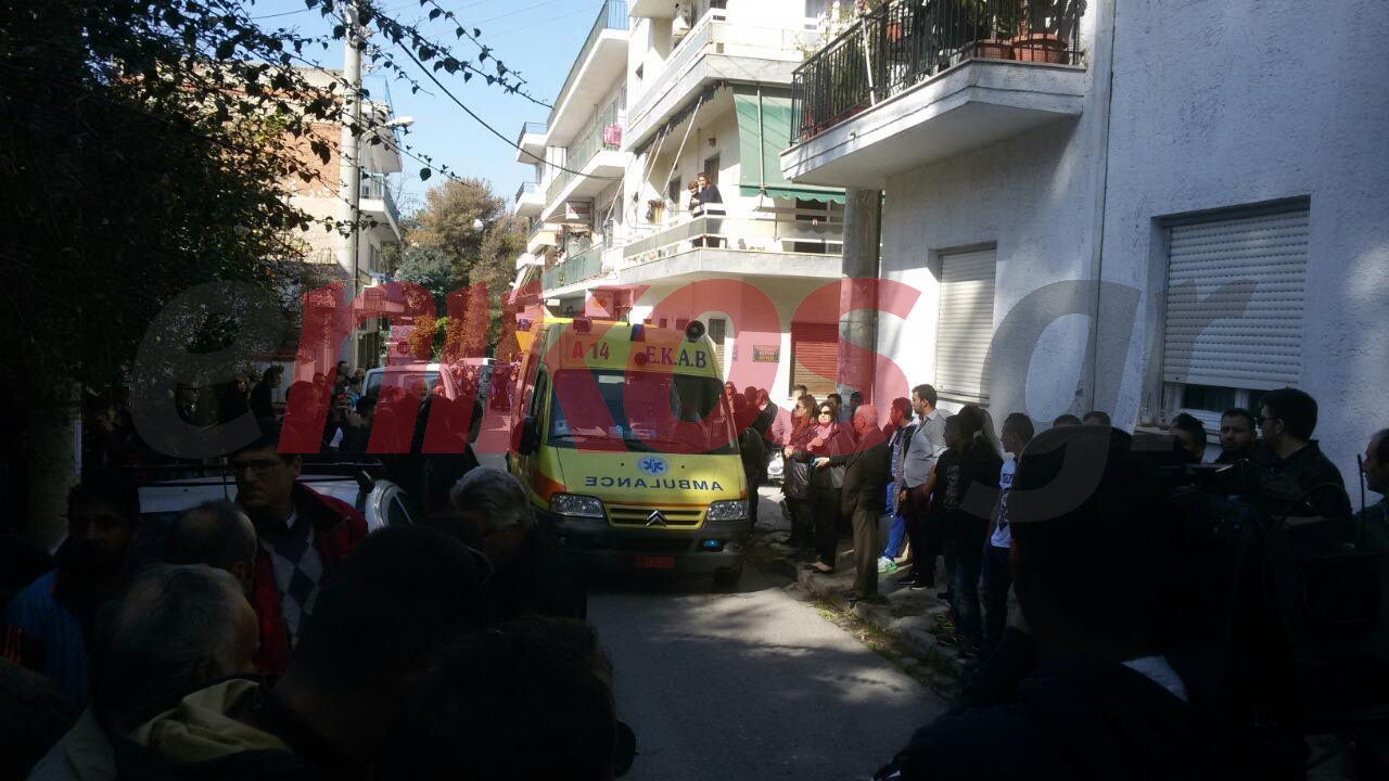 Λιποθύμησαν δύο γυναίκες στην εκκλησία που εκτίθεται η σορός του Παντελίδη – ΦΩΤΟ