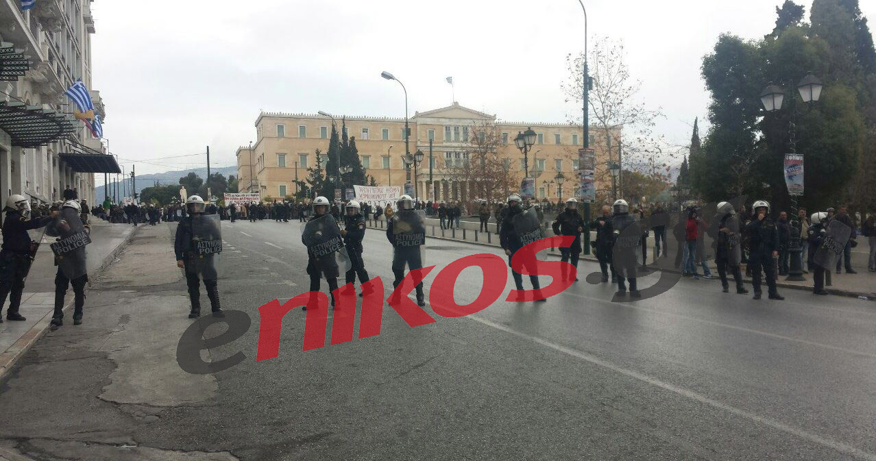 Ισχυρή αστυνομική παρουσία έξω από το “Μεγάλη Βρεταννία” – ΦΩΤΟ