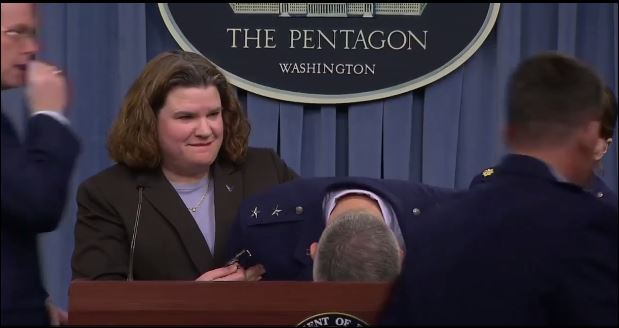 O αρχηγός της Πολεμικής Αεροπορίας των ΗΠΑ λιποθύμησε οn camera – ΒΙΝΤΕΟ