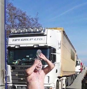 Αποκλεισμένος Βούλγαρος οδηγός νταλίκας έκανε μπάνιο στο μπλόκο – ΦΩΤΟ