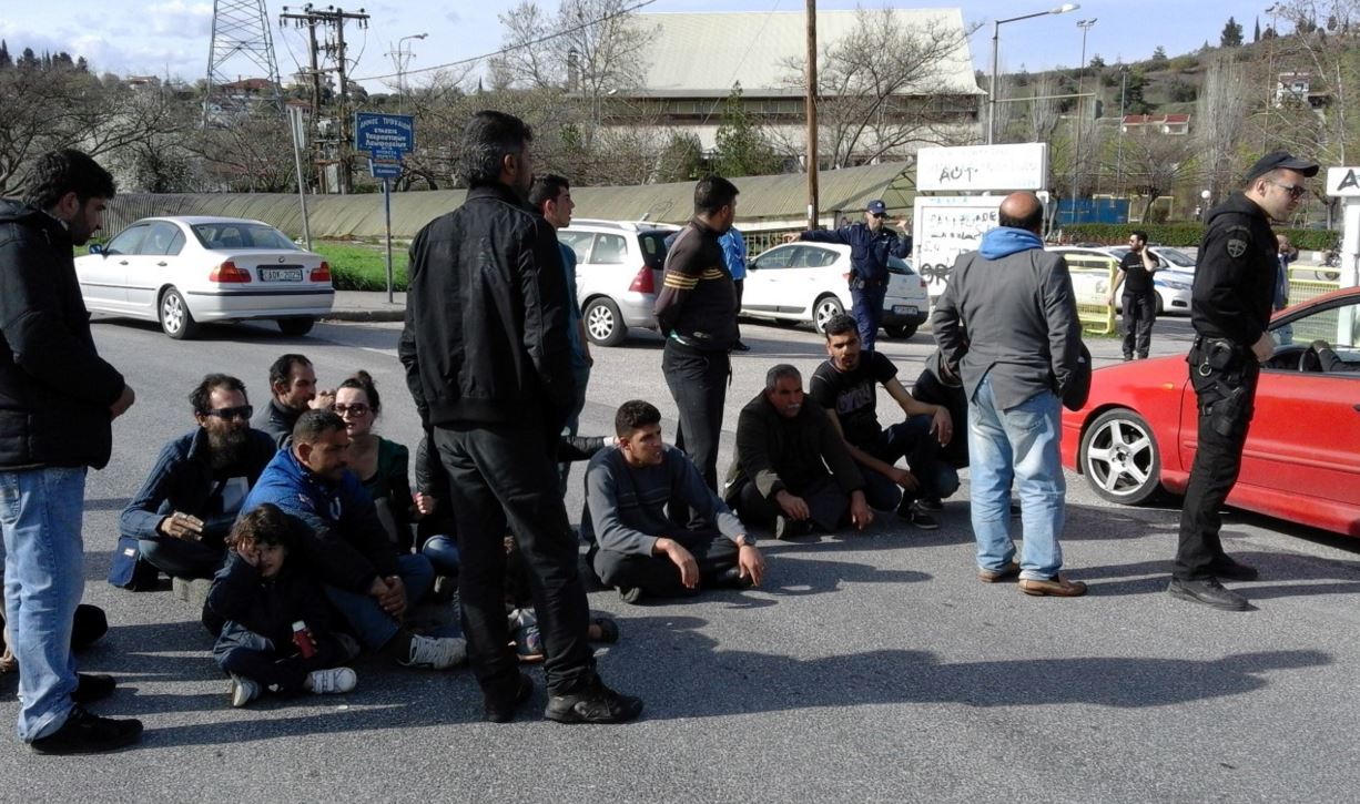 Πρόσφυγες έκλεισαν την εθνική οδό Τρικάλων-Ιωαννίνων – ΦΩΤΟ