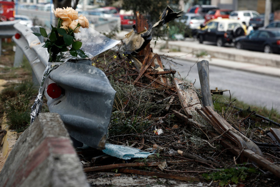 Αθηναίοι αφήνουν λουλούδια στο σημείο που έχασε τη ζωή του ο Παντελίδης – ΦΩΤΟ