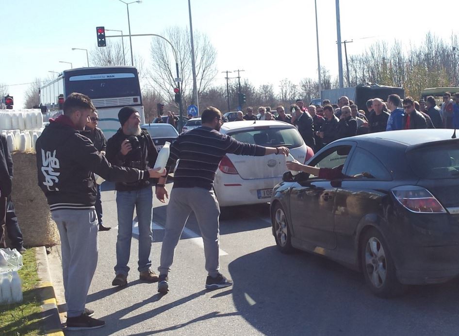 Αγρότες από τα Τρίκαλα μοίρασαν γάλα στους πολίτες – ΦΩΤΟ