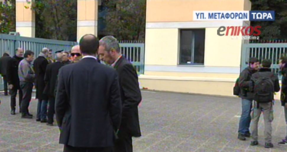 Το “κίνημα της γραβάτας” έξω από το υπουργείο Μεταφορών – ΒΙΝΤΕΟ