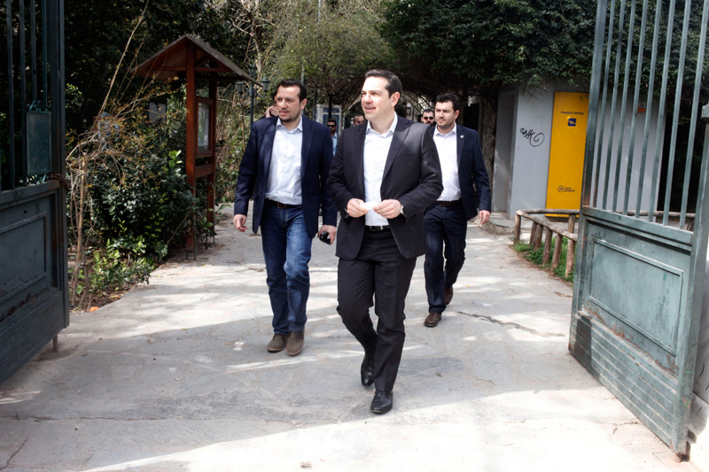 Η βόλτα του Τσίπρα με τον Παππά στον εθνικό κήπο – ΦΩΤΟ