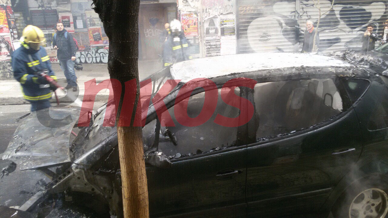 Στις φλόγες πάλι το ίδιο αυτοκίνητο στα Εξάρχεια – ΦΩΤΟ