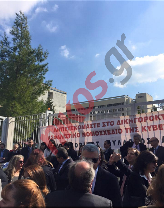 Αποκλεισμός του υπουργείου Δικαιοσύνης από το «κίνημα της γραβάτας» – ΦΩΤΟ